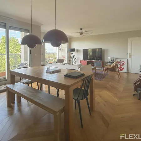 Spacious 2-bedroom With Balcony Steps From Buttes-chaumont Park * Paris