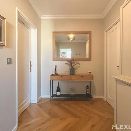 Spacious 2-bedroom With Balcony Steps From Buttes-chaumont Park Appartement