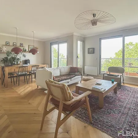 Spacious 2-bedroom With Balcony Steps From Buttes-chaumont Park Appartement