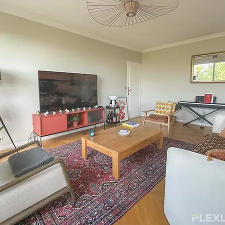 Spacious 2-bedroom With Balcony Steps From Buttes-chaumont Park Appartement